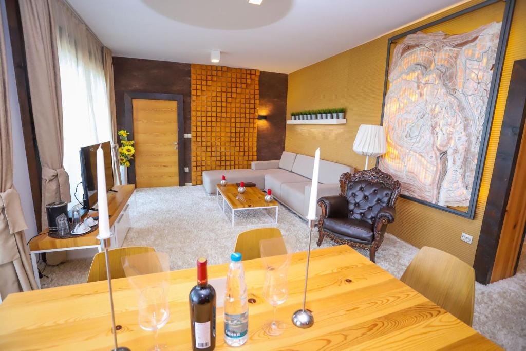 ein Wohnzimmer mit Sofa und Tisch in der Unterkunft Deluxe House Glavatarski Han in Glavatartsi