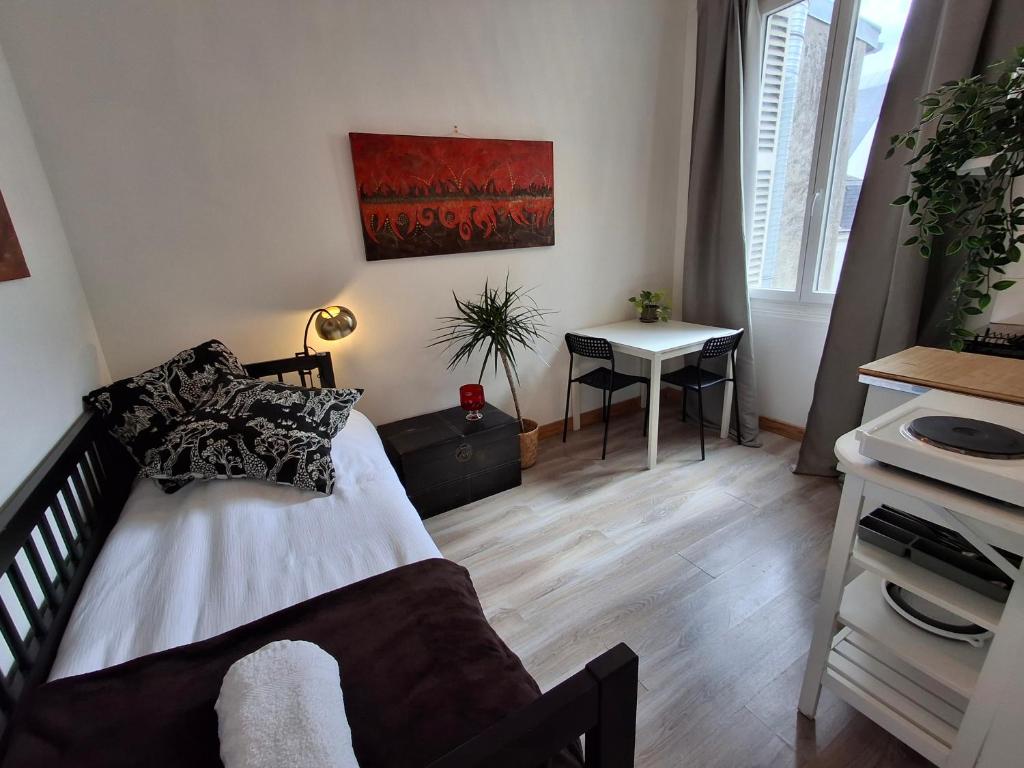 une petite chambre avec un lit et un bureau dans l'établissement Appartement plein centre chez Eric n3, à Tours
