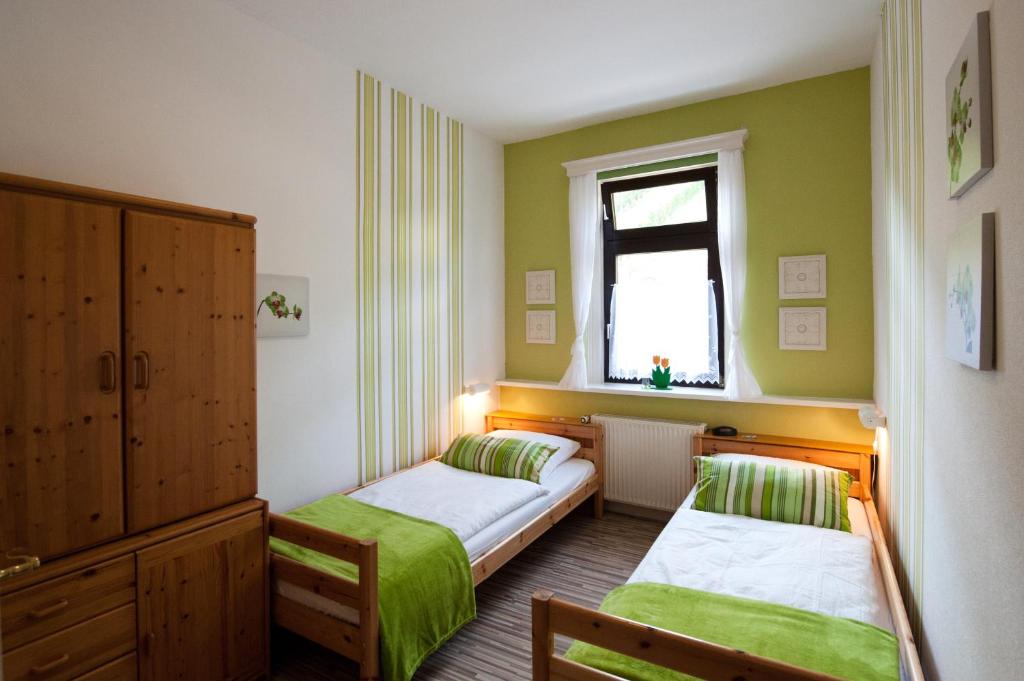 Tempat tidur dalam kamar di Ferienwohnungen Kachel