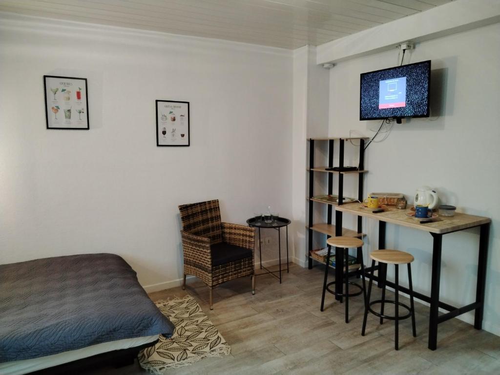 une chambre avec un lit, une table et une télévision dans l'établissement studio Berck Plage d'Opale, à Berck-sur-Mer