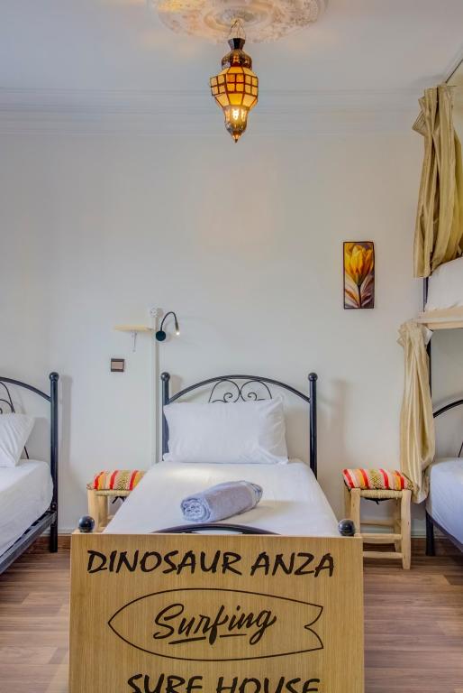 Postel nebo postele na pokoji v ubytování Dinosaur Anza Surf House