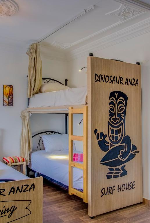 Postel nebo postele na pokoji v ubytování Dinosaur Anza Surf House
