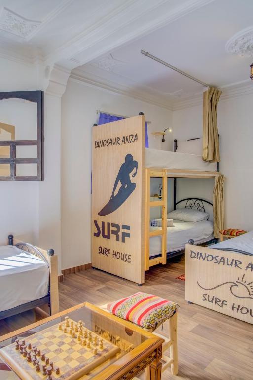 Postel nebo postele na pokoji v ubytování Dinosaur Anza Surf House