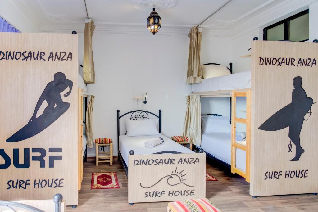 Postel nebo postele na pokoji v ubytování Dinosaur Anza Surf House