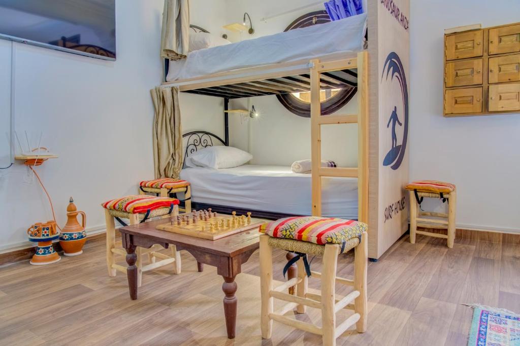 Postel nebo postele na pokoji v ubytování Dinosaur Anza Surf House