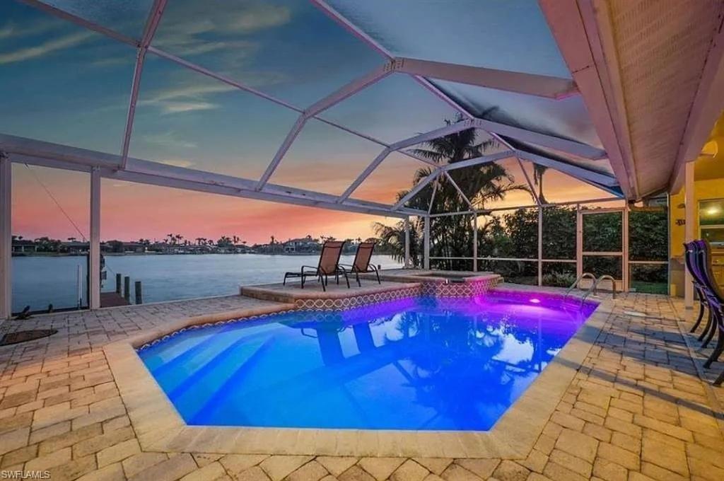 une piscine avec vue sur l'eau dans l'établissement Luxurious Villa, Water Views, Heated Pool and Spa - Villa Lakeside Lookout - Roelens, à Cape Coral