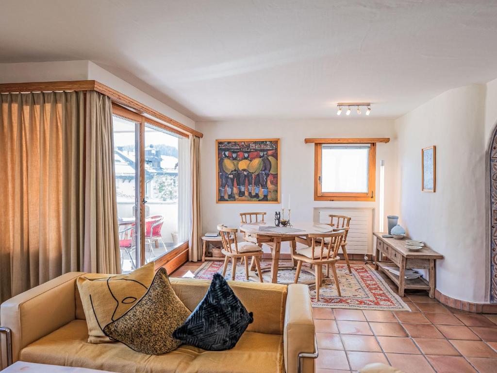 Posezení v ubytování Apartment Chesa Trais Dschembers by Interhome