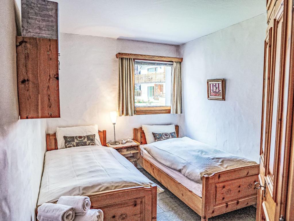 Postel nebo postele na pokoji v ubytování Apartment Chesa Trais Dschembers by Interhome