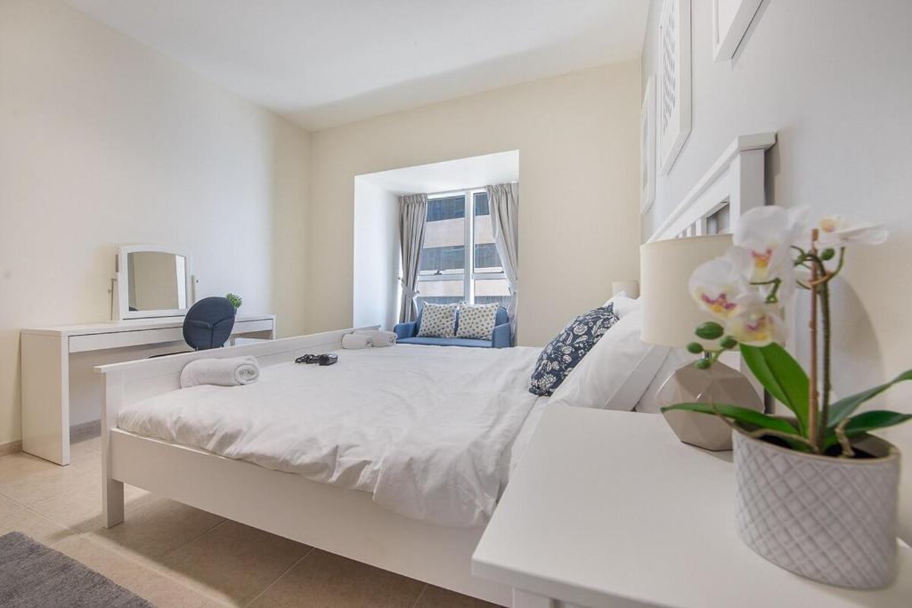 Postel nebo postele na pokoji v ubytování Spacious 1-Bedroom at Elite Tower in Dubai Marina, Near to to Beach