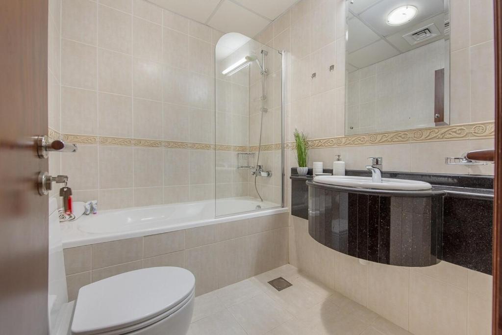 Koupelna v ubytování Spacious 1-Bedroom at Elite Tower in Dubai Marina, Near to to Beach