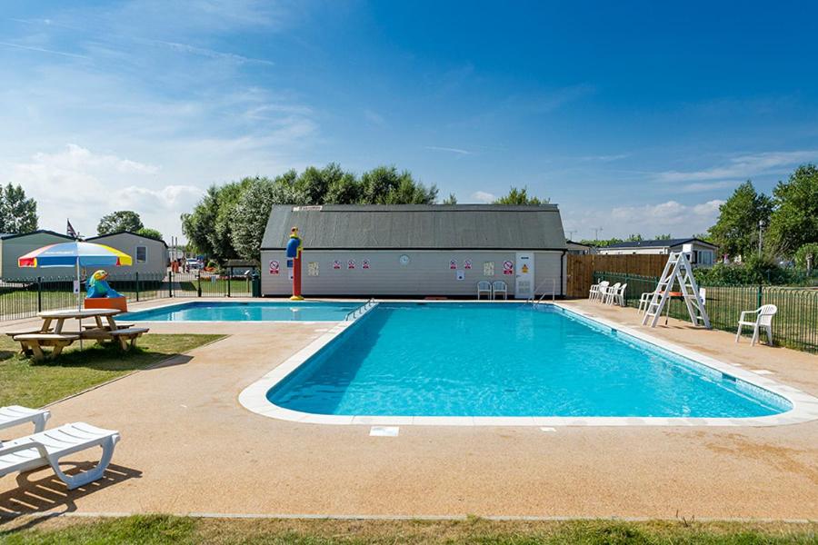 Bazén v ubytování DH Holiday Home Kent nebo v jeho okolí