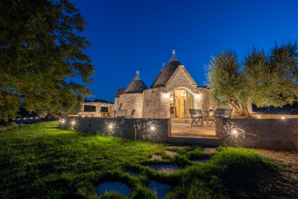Aed väljaspool majutusasutust Magna Quercia Trullo & Luxurious Escape