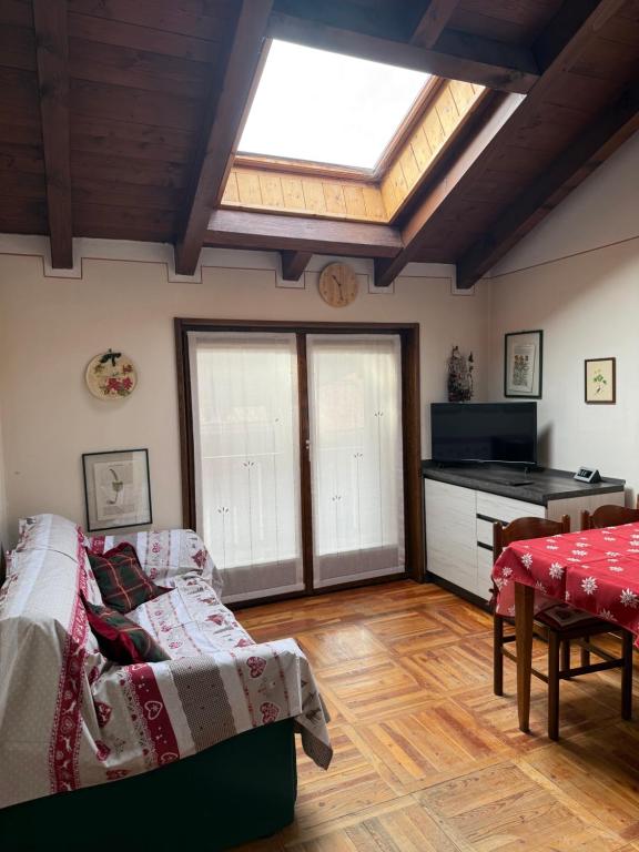 Ένα ή περισσότερα κρεβάτια σε δωμάτιο στο Panciroli Pinzolo Funivia