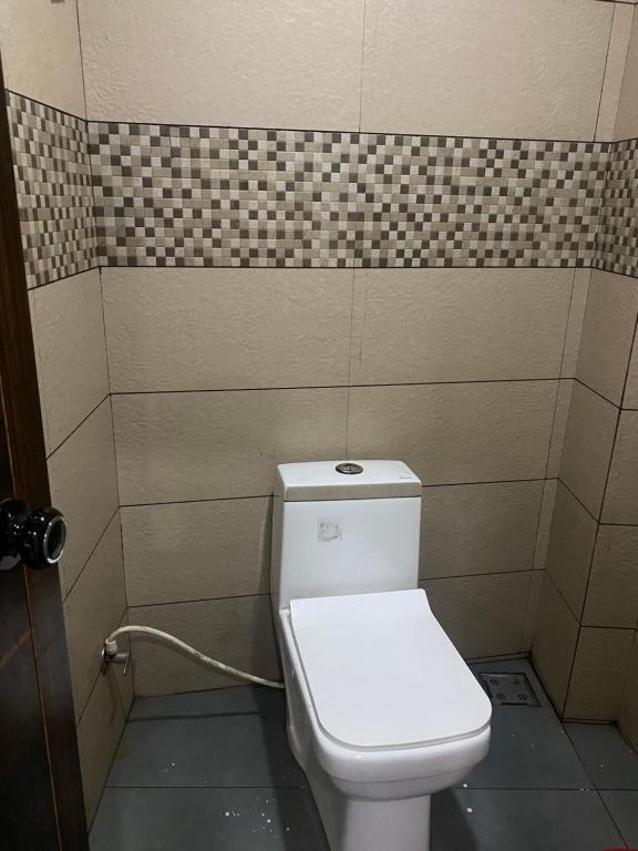 マラプランにあるmoona apartmentsの部屋にある白いトイレ付きのバスルーム