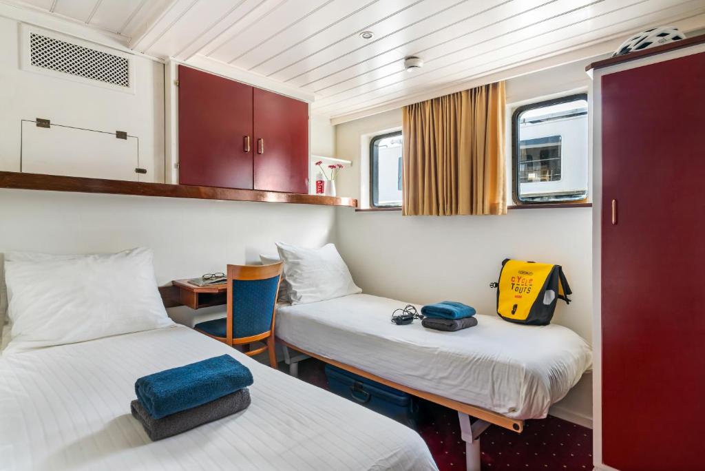 Postel nebo postele na pokoji v ubytování Botel Sailing Home