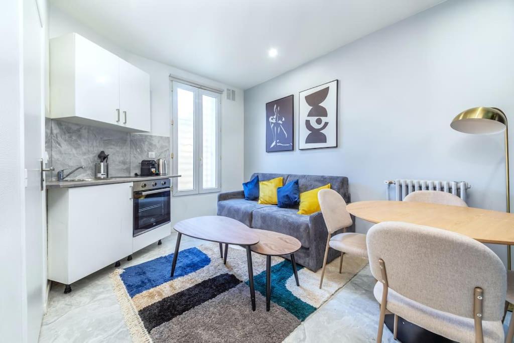 un salon avec un canapé et une table dans l'établissement Appartement Gagny centre proche RER, à Gagny