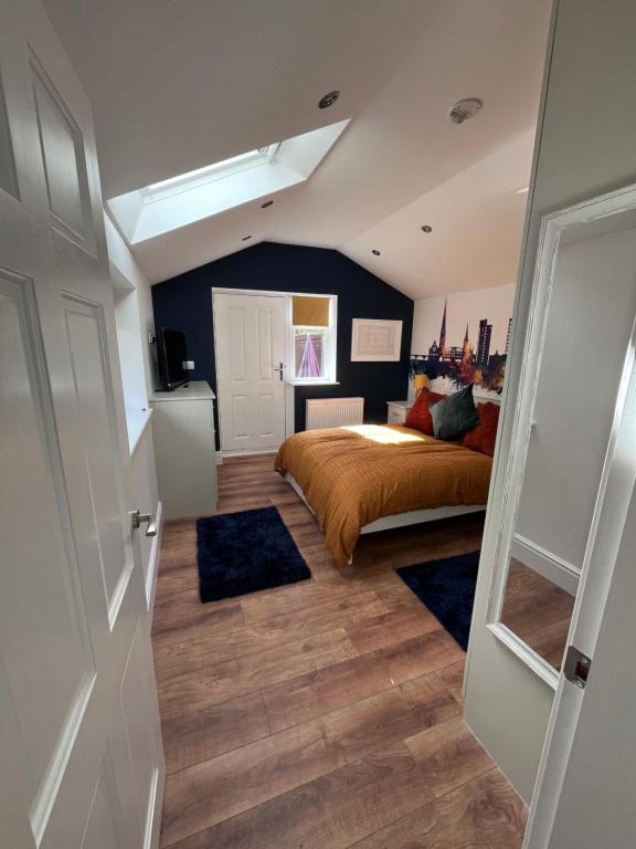 ein Schlafzimmer mit einem Bett und blauen Teppichen in der Unterkunft Waterside Cottage in Preston