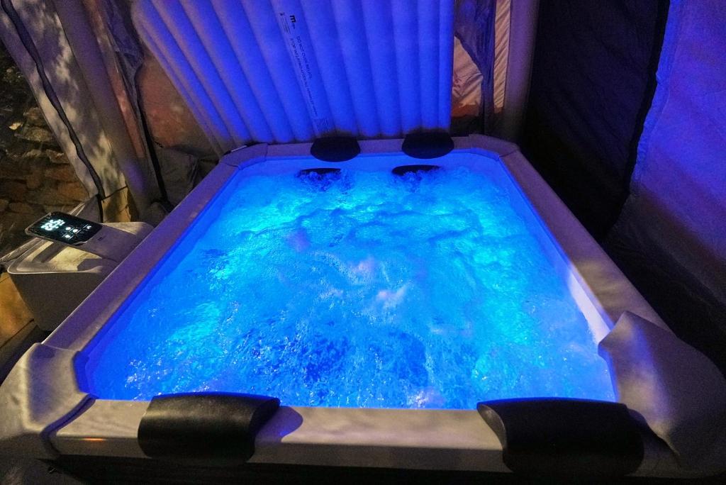 Fotografie z fotogalerie ubytování AAA View Private Terrace Outdoor Heated Hot Tub Family Fun v destinaci Badalona