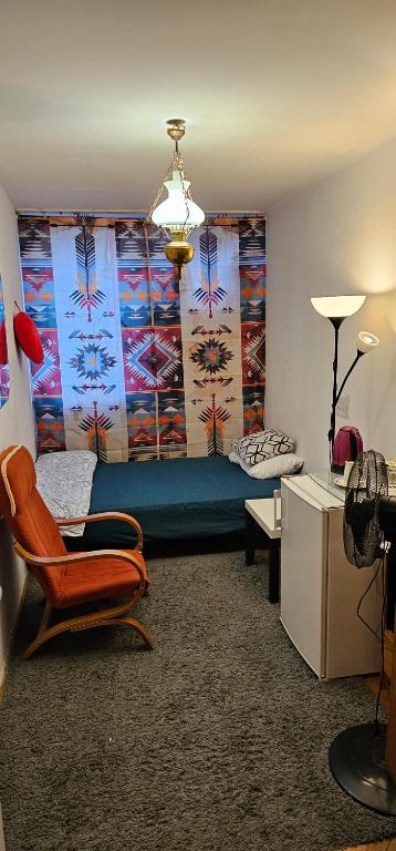 une chambre avec un lit et une chaise dans une pièce dans l'établissement Oddzielny pokój we wspólnym mieszkaniu, à Varsovie