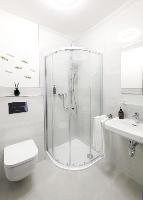 un bagno con doccia, WC e lavandino di Plavírna a Otovice