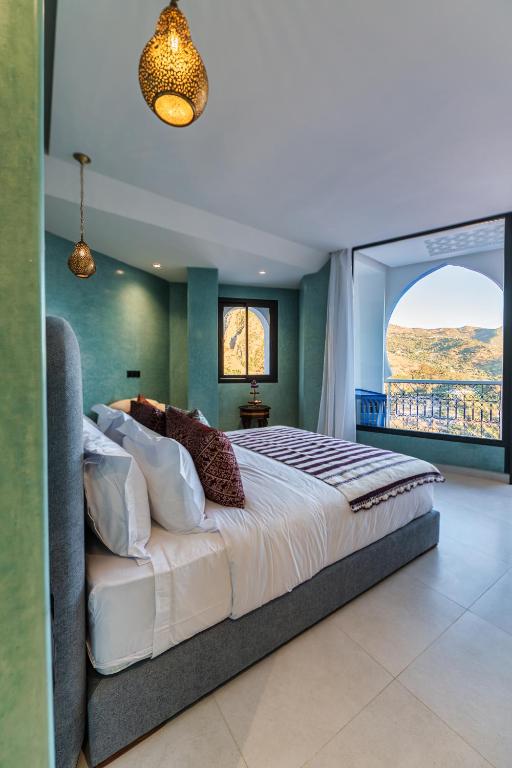 Postel nebo postele na pokoji v ubytování TAJ CHEFCHAOUEN Luxury Hotel and Spa