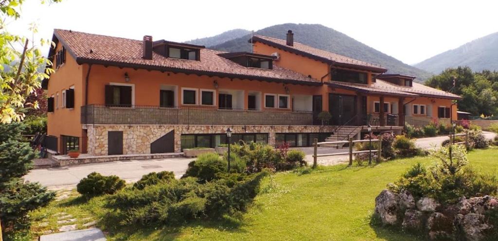 Nespecifikovaný výhled na hory nebo výhled na hory při pohledu z hotelu