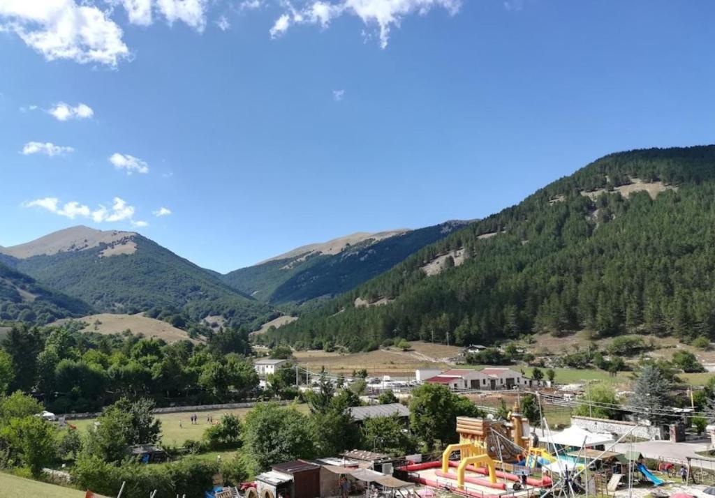 Nespecifikovaný výhled na hory nebo výhled na hory při pohledu z hotelu