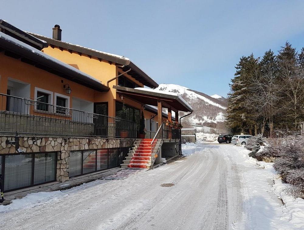 Nespecifikovaný výhled na hory nebo výhled na hory při pohledu z hotelu