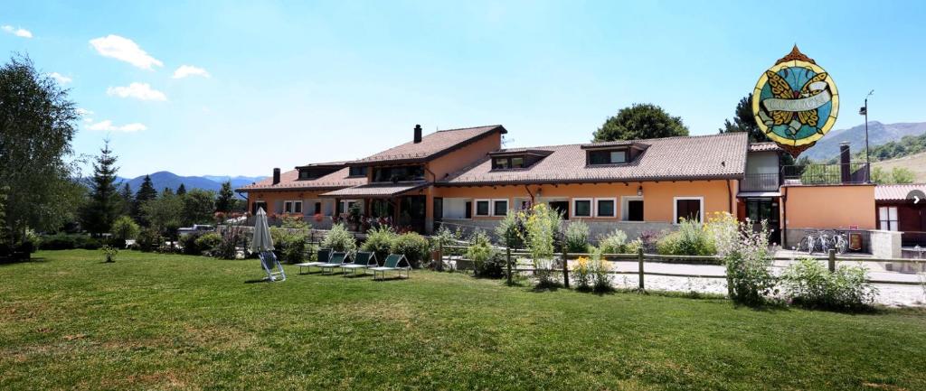 Nespecifikovaný výhled na hory nebo výhled na hory při pohledu z hotelu