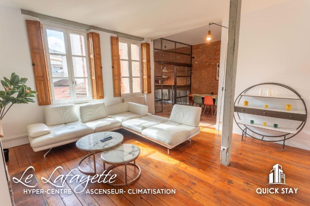 un salon avec un canapé blanc et une table dans l'établissement Le Lafayette-Capitole-Ascenseur -, à Toulouse