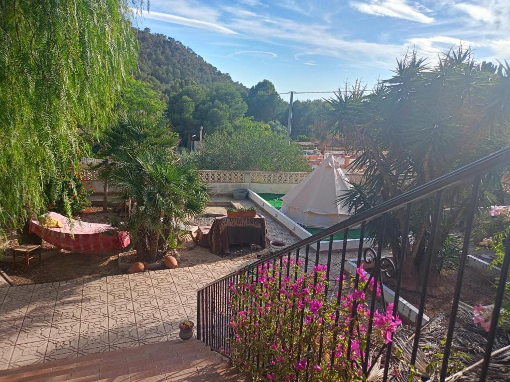 Blick auf einen Garten mit Zelt und Blumen in der Unterkunft Villajoyosa Yurts in Villajoyosa