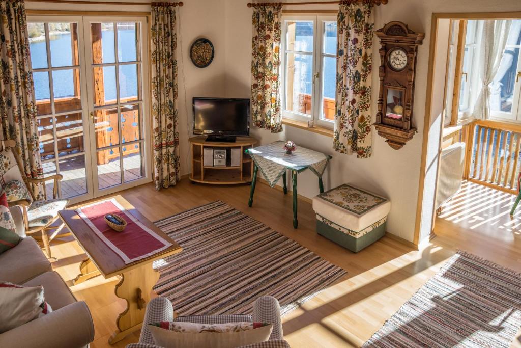 TV a/nebo společenská místnost v ubytování Haus Paradies am See