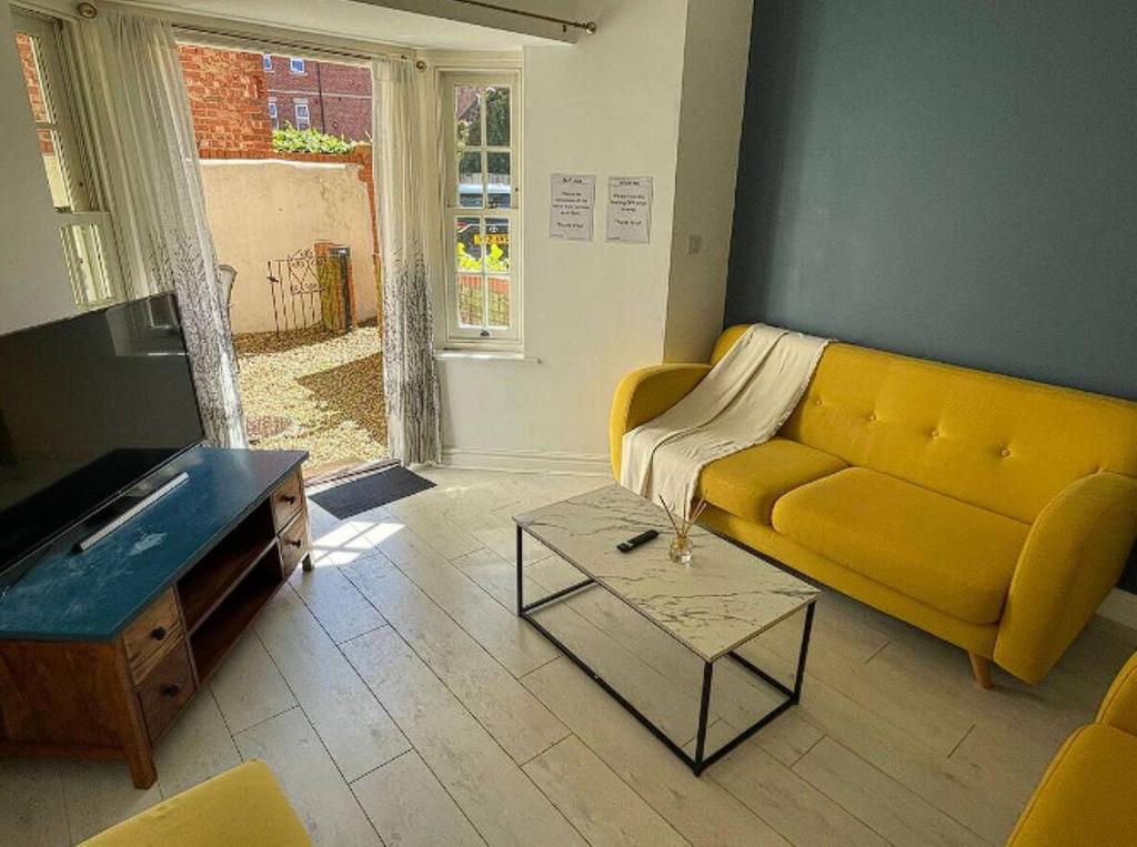 TV a/nebo společenská místnost v ubytování Queen Anne Court-FREE PARKING By Prescott Apartments