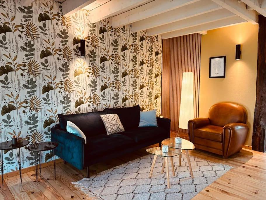 un salon avec un canapé et une chaise dans l'établissement Appartement, à Vesoul