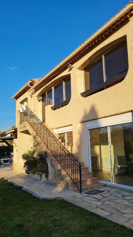 une maison avec un escalier sur le côté dans l'établissement clamart, à Sanary-sur-Mer