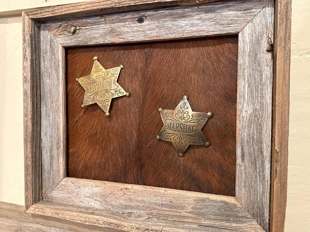 Foto dalla galleria di Acorn Hideaways Canton Rustic Old West Frontier Suite a Canton