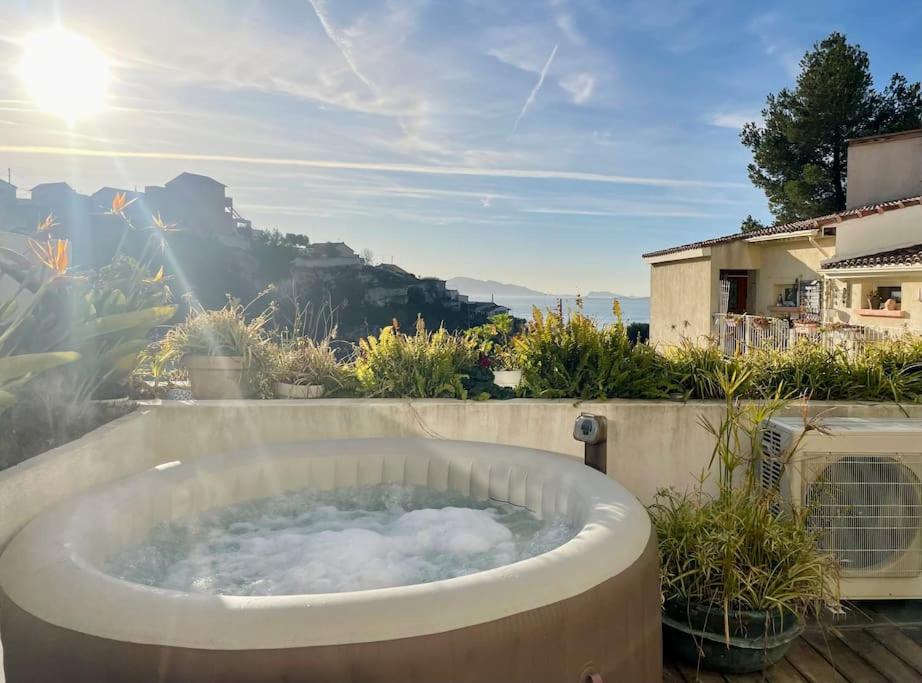 un jacuzzi sur une terrasse avec le soleil en arrière-plan dans l'établissement Le Loft de Mel à l'Estaque - atypique & vue mer, à Marseille