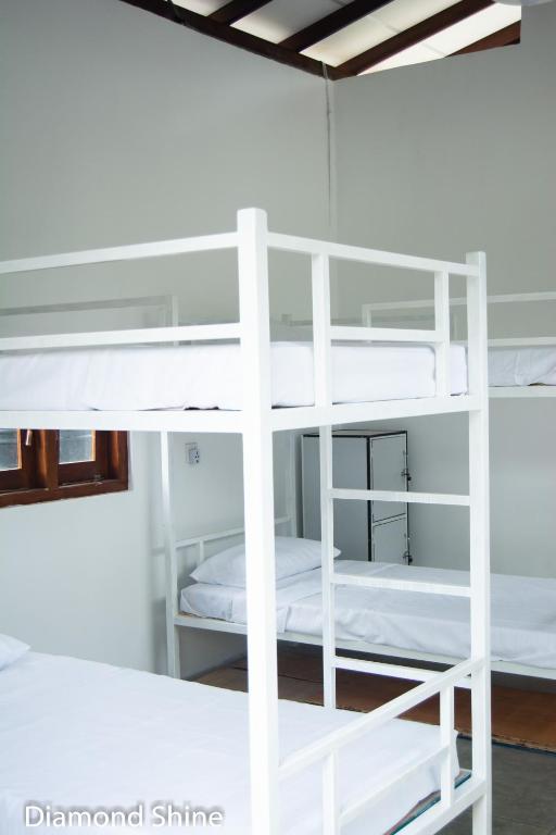 Postel nebo postele na pokoji v ubytování Diamond shine hostal and bunk beds
