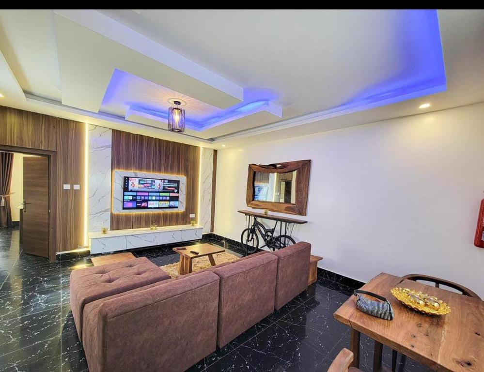 TV a/nebo společenská místnost v ubytování Presken Hotels @ Freedom Way, Lekki