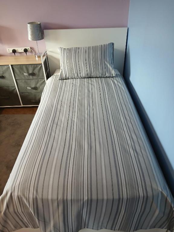 Postel nebo postele na pokoji v ubytování Twin room in Prescot Homestay