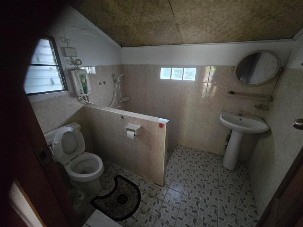 a small bathroom with a toilet and a sink at Sunny family in Pai