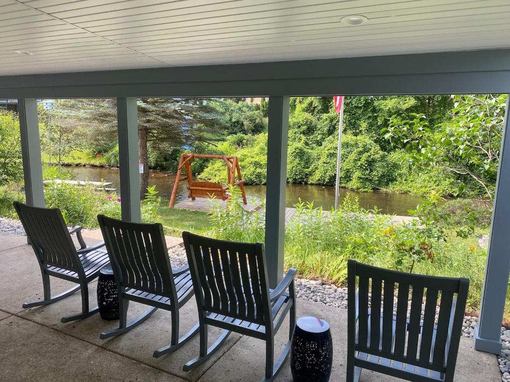 Κήπος έξω από το Au Sable River Front