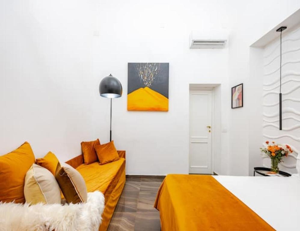 Łóżko lub łóżka w pokoju w obiekcie I Colori di Napoli