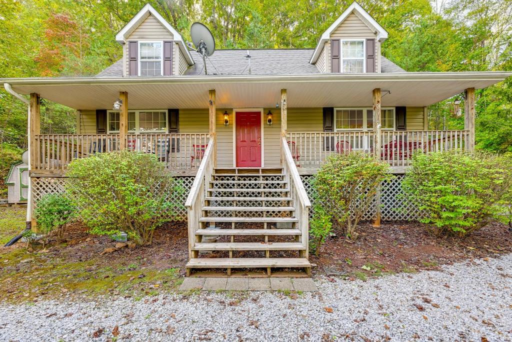 una casa con una puerta roja y escaleras en 7 Mi to Franklin Peaceful Home with Deck and Yard!, en Franklin