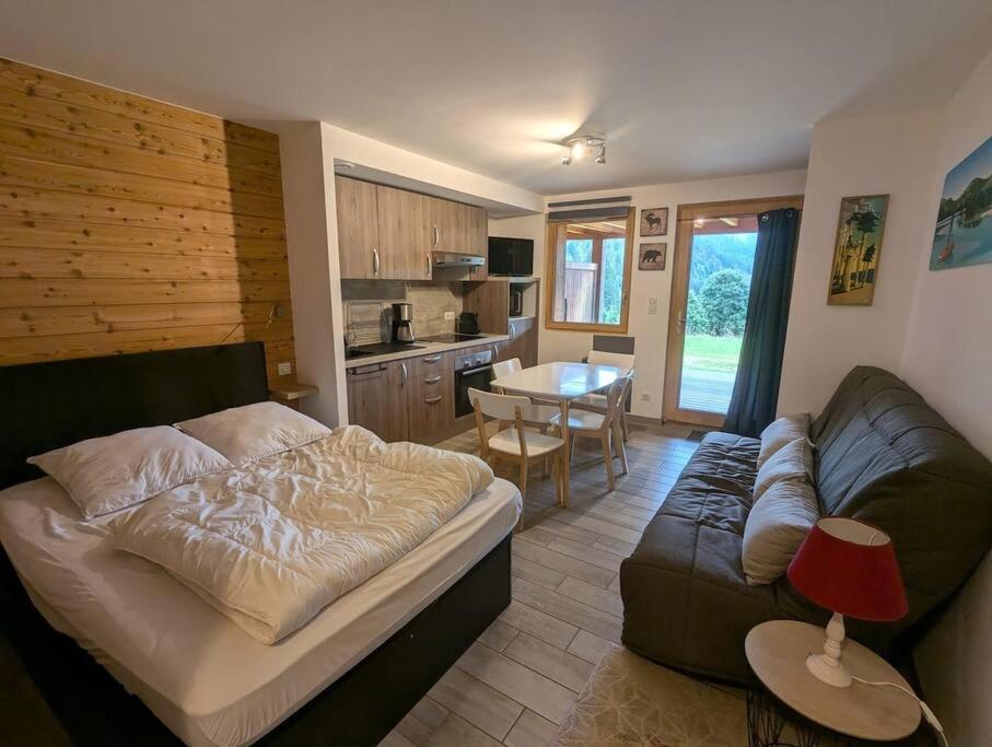 un salon avec un lit et un canapé dans l'établissement Le studio des fondeurs, Mountain view, terrace, à La Bresse