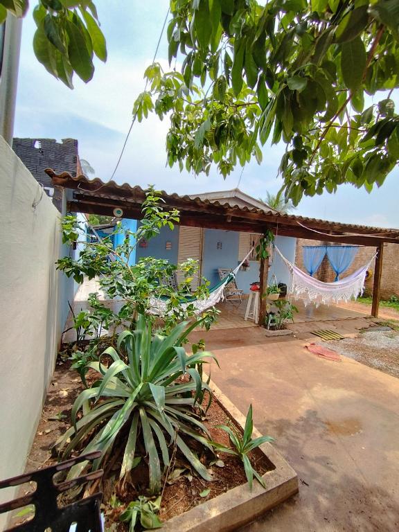 a garden in front of a house with a plant at Casa Pedacinho do Céu in Estivado