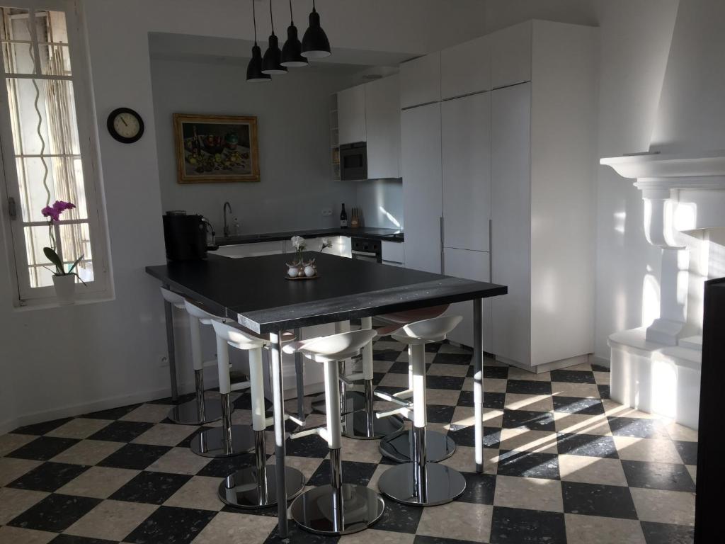 Kuchyňa alebo kuchynka v ubytovaní Maison de maître Les toiles à Elise