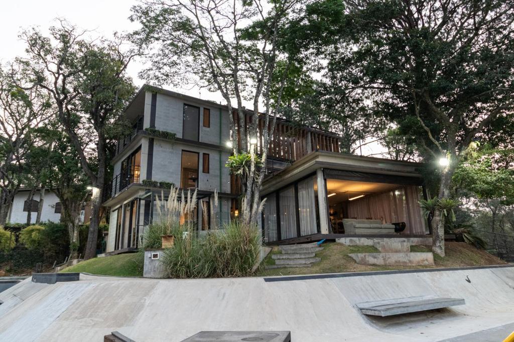 una casa con uno skate park di fronte di Blaze s SkateHouse Eco-spa e Refugio- Atibaia, SP ad Atibaia