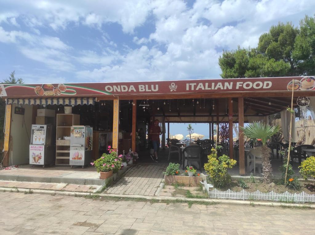 シェンジンにあるBellavistaのトナリン食品を読む看板のある建物