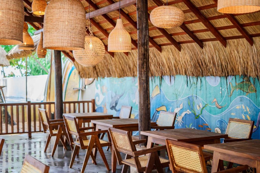 Restaurace v ubytování The Green Rooms Surf & Yoga Camp - ON THE BEACH - Prime location Renovated 2024